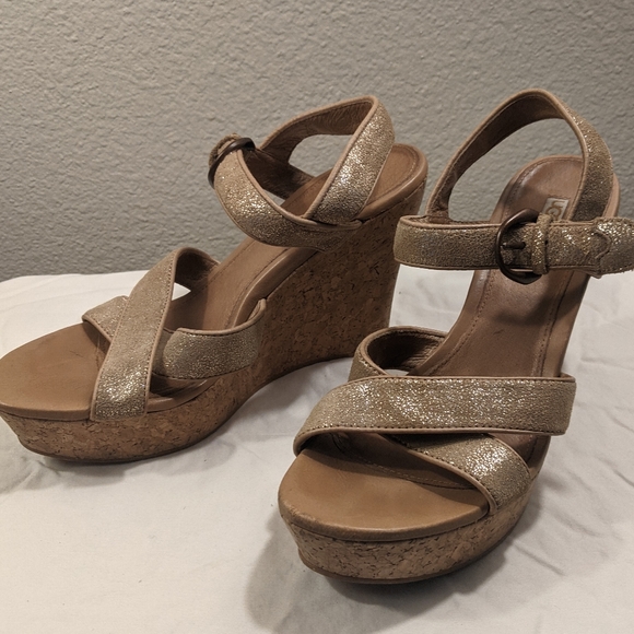 Wedge Heels UGG Gold Leather Strap size 8 - platform heels - Picture 2 of 13